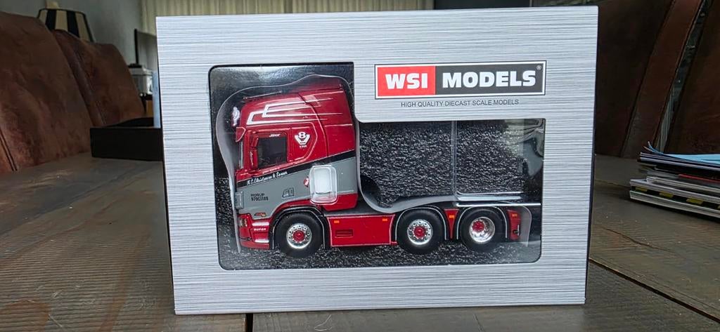 WSI Scania N.C. Christensen & Sønner Stiholt edition, Hobby en Vrije tijd, Modelauto's | 1:50, Ophalen of Verzenden, Nieuw, Bus of Vrachtwagen