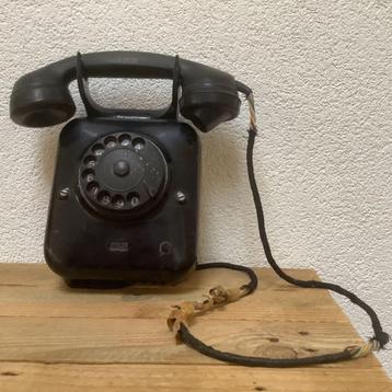 zeer oude wandtelefoon en 2 antieke bakeliet telefoonhoorns! beschikbaar voor biedingen