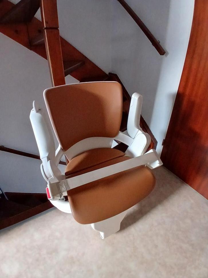 Traplift, met 2 bochten naar links, 14 treden., Huis en Inrichting, Overige Huis en Inrichting, Zo goed als nieuw, Ophalen