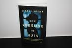 Boek: Een vreemde in huis, van Shari Lapena, Ophalen of Verzenden, Zo goed als nieuw, Shari Lapena