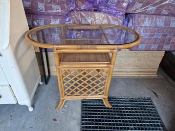 Rotan bijzettafel met glazen blad beschikbaar voor biedingen