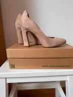 Unisa Suede Pumps - Maat 37,5, Ophalen of Verzenden, Zo goed als nieuw, Beige, Pumps