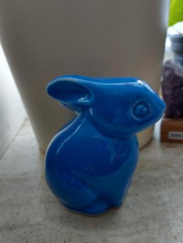 Blauw konijntje geglazuurd beeldje  beschikbaar voor biedingen