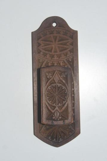 Brocante houten luciferdooshouder wanddecoratie beschikbaar voor biedingen