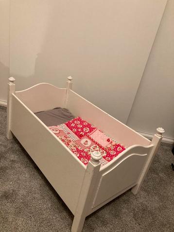 Houten poppenbedje beschikbaar voor biedingen
