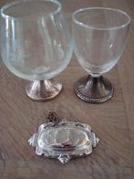 2 glazen met zilverkleurige voet, Antiek en Kunst, Antiek | Glas en Kristal, Ophalen of Verzenden