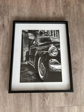 Unieke ingelijste zwart-wit foto van klassieke oldtimer beschikbaar voor biedingen