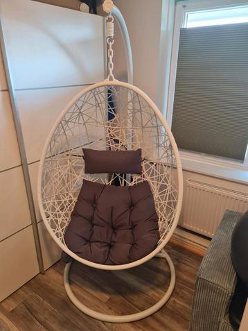Witte hangstoel met kussen (ei)  beschikbaar voor biedingen