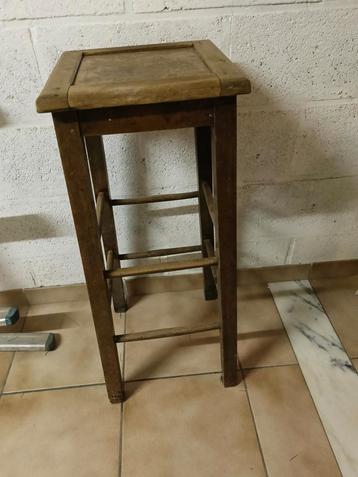 Oude houten stevige barkruk  beschikbaar voor biedingen
