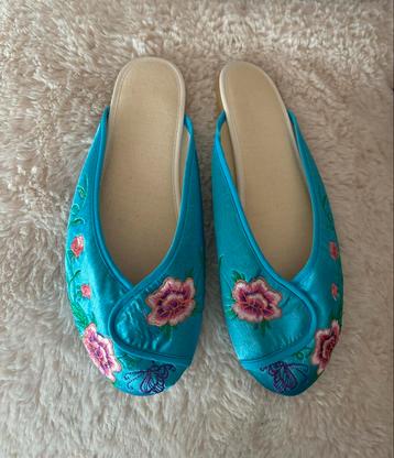 Chinese slippertjes. Aquablauw. Mt. 35. beschikbaar voor biedingen