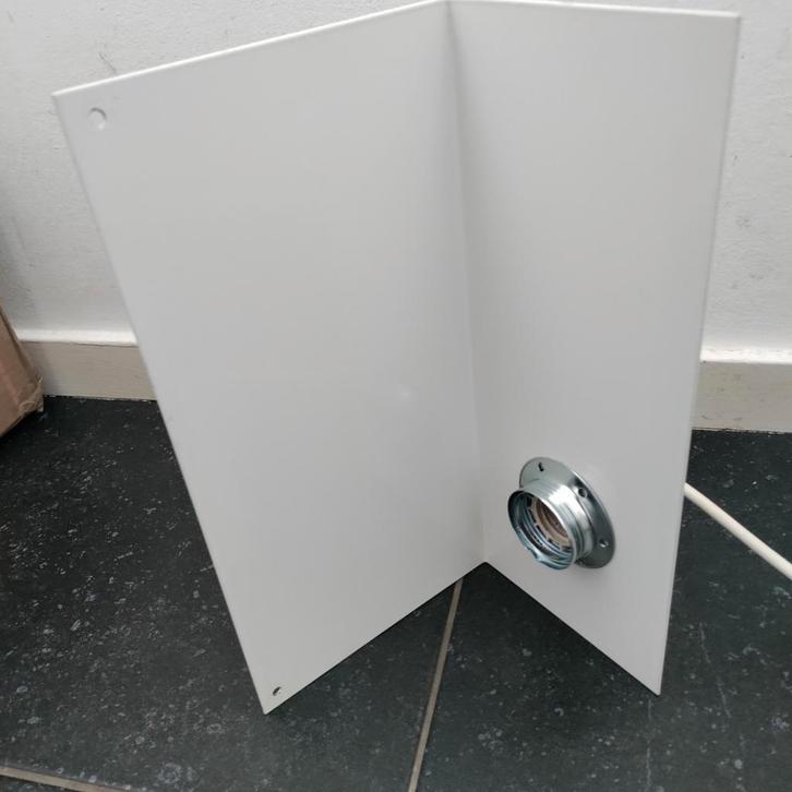 LAMP,Wandlamp,Modern,Wit,metaal,hoekmodel,, Huis en Inrichting, Lampen | Wandlampen, Zo goed als nieuw, Metaal, Ophalen of Verzenden