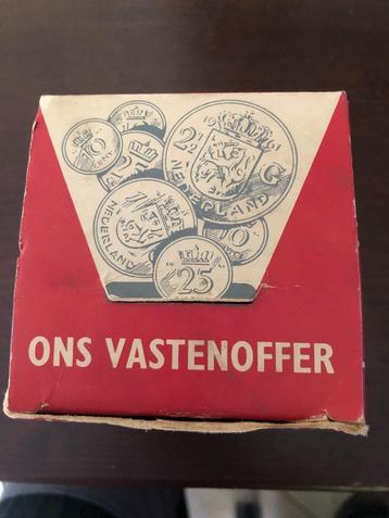 Vastenactie spaarpot kubus uit 1962 karton mooi tijdsbeeld  beschikbaar voor biedingen