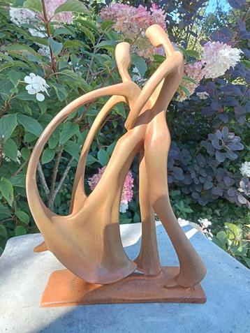 Tuinbeelden gietijzer abstract serie dance in twee modellen. beschikbaar voor biedingen