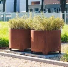 Cortenstaal/cortenstalen bloembakken,houtopslag,watertafel beschikbaar voor biedingen