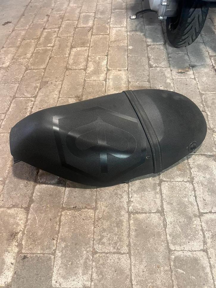 Zip sp zadel origineel, Fietsen en Brommers, Brommeronderdelen | Scooters, Zo goed als nieuw, Piaggio, Zadel, Ophalen