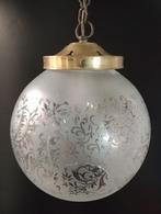Mooie vintage hanglamp met bol van glas, Huis en Inrichting, Ophalen of Verzenden, Gebruikt, Glas, Minder dan 50 cm