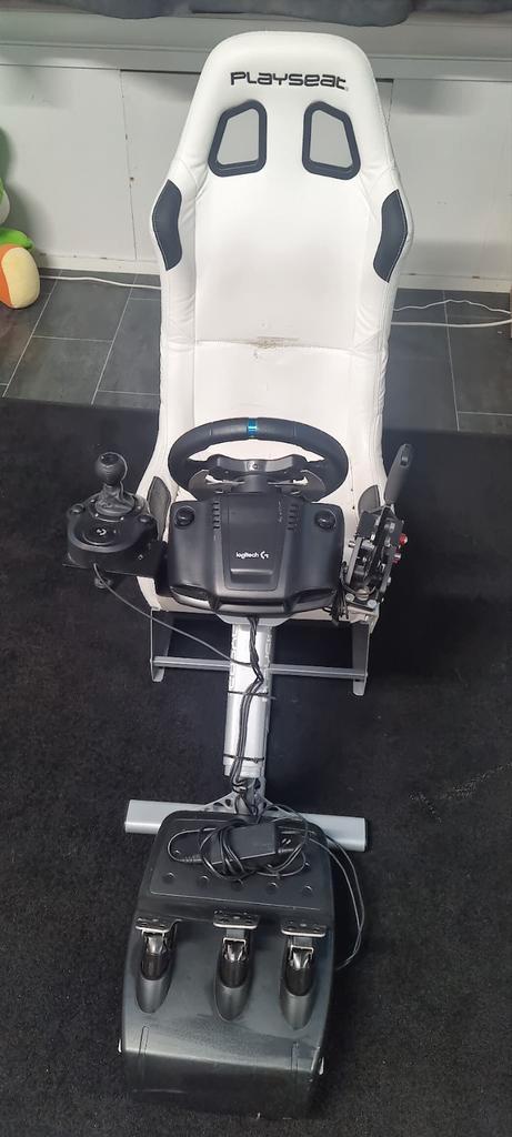 Playseat met Logitech stuur en pedalen, Spelcomputers en Games, Spelcomputers | Overige, Gebruikt, Ophalen