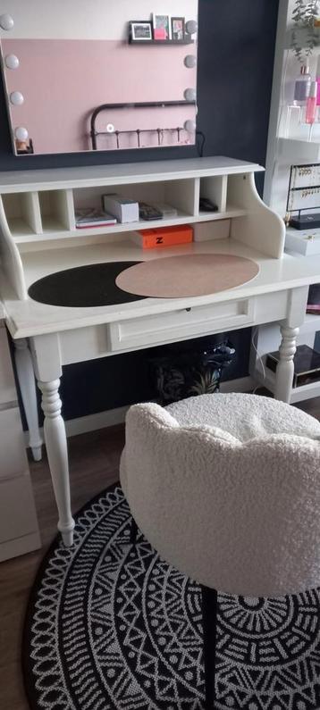 Bureau / Make-up tafel beschikbaar voor biedingen