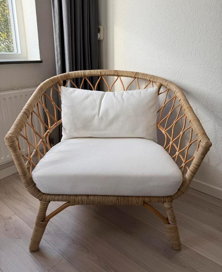 Rotan Ikea stoel witte kussens, Huis en Inrichting, Stoelen, Zo goed als nieuw, Ophalen