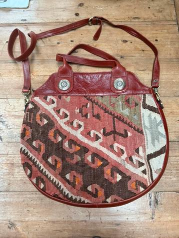 Unieke tas gemaakt van kelim en leder beschikbaar voor biedingen