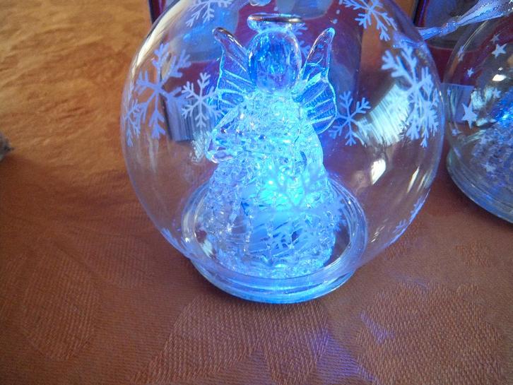 doorschijnenede kerstbal, Diversen, Kerst, Nieuw, Ophalen of Verzenden