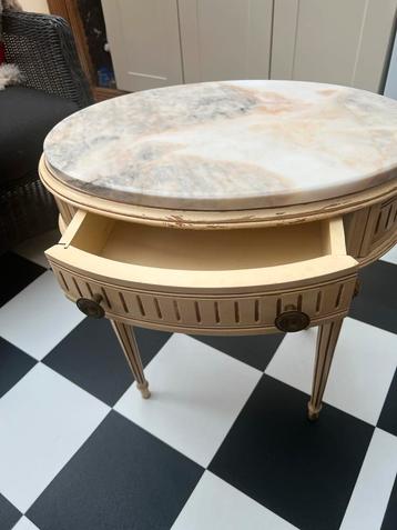 Antiek tafeltje met marmeren blad beschikbaar voor biedingen