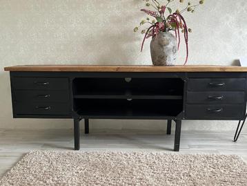 TV meubel - zwart staal met hout (in nette staat) beschikbaar voor biedingen