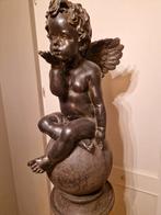 Sculptuur engel beeldje op wereldbol, Ophalen of Verzenden