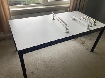 Vintage eettafel beschikbaar voor biedingen