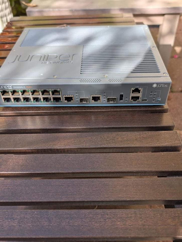 Juniper EX2200-C 12 poorts managed switch 1Gb/PoE, Computers en Software, Netwerk switches, Gebruikt, Ophalen