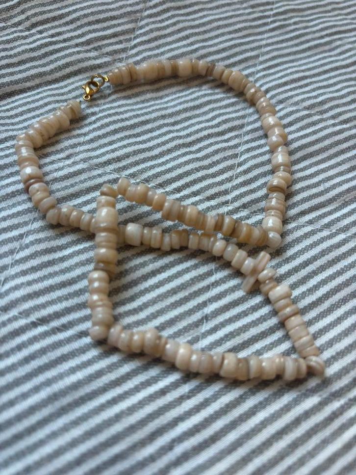 Anna + Nina beige ketting, goudkleurig slot, 39/40 cm, Sieraden, Tassen en Uiterlijk, Kettingen, Zo goed als nieuw, Overige materialen