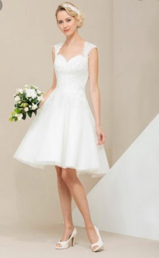 UITVERKOOP! Sportief kort pittig vrolijke trouwjurk, Kleding | Dames, Trouwkleding en Trouwaccessoires, Nieuw, Trouwjurk, Wit