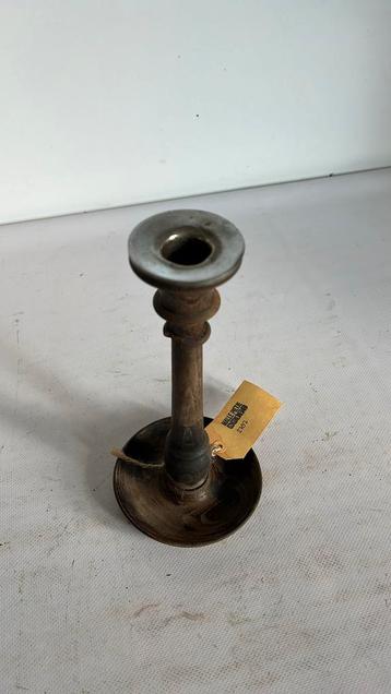 Houten kandelaar beschikbaar voor biedingen