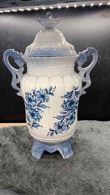 Blauw-Witte Dekselvaas met Bloemmotief beschikbaar voor biedingen