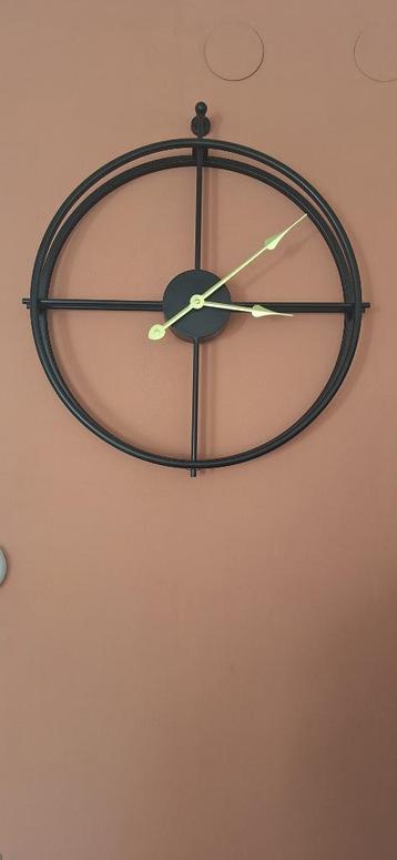 Wandklok industrieel - mat zwart en goudkleurig beschikbaar voor biedingen