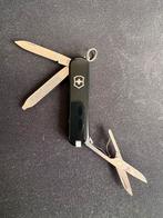 Victorinox Classic SD zwart zakmes, Caravans en Kamperen, Kampeergereedschap, Ophalen of Verzenden, Zo goed als nieuw