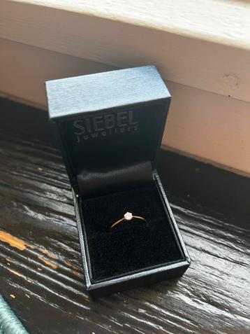 Gouden ring met diamant beschikbaar voor biedingen