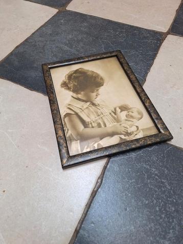 Vintage Foto: Meisje met Pop in Lijst beschikbaar voor biedingen