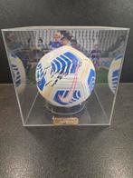 Gesigneerde Cristiano Ronaldo voetbal in display case, Verzamelen, Ophalen of Verzenden, Nieuw, Buitenlandse clubs, Overige typen