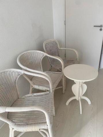 Houten Stoelen & Wit  houten Tafeltje beschikbaar voor biedingen
