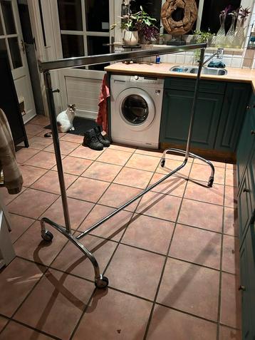 Stevig Kledingrek - 1.68m Hoog, 1.40m Breed beschikbaar voor biedingen