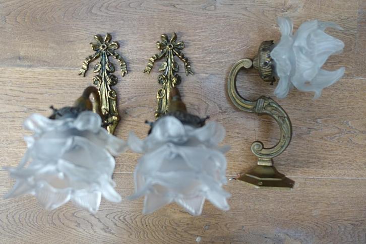 TK: 3 oude koperen lampen, met melkwitte kapjes, Huis en Inrichting, Lampen | Wandlampen, Gebruikt, Ophalen