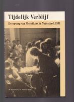Ned Indië; W  Manuhutu;.De opvang van Molukkers in Nederland, Ophalen of Verzenden, Zo goed als nieuw, 20e eeuw of later