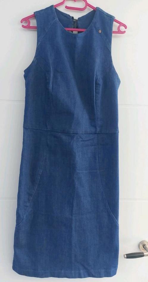 Strakke overgooier in spijkerstof maat 38-40, Kleding | Dames, Jurken, Zo goed als nieuw, Maat 38/40 (M), Blauw, Onder de knie