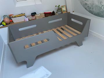 Kinderbedje - Grijs tbv matras 140x70cm beschikbaar voor biedingen