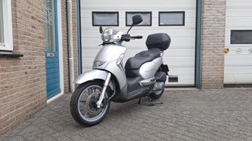 Leuke aprilia scarabeo 250 cc / silver / koffer / piaggio! beschikbaar voor biedingen