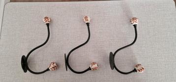 Kapstokhaken met decoratieve knoppen beschikbaar voor biedingen