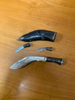 Antieke Gurkha Kukri met Schede en 2 Kleine Mesjes, Antiek en Kunst, Ophalen of Verzenden