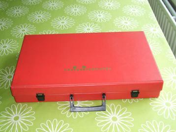 Gevulde ministeck koffer. Met gaaf handvat en slotjes beschikbaar voor biedingen