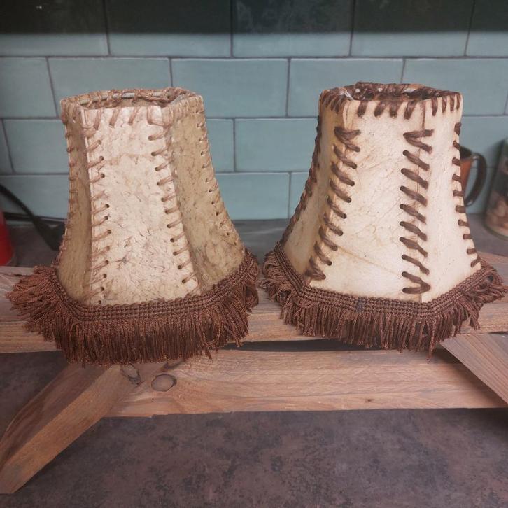 2 Kleine leren lampenkappen - 13x11cm, Huis en Inrichting, Lampen | Lampenkappen, Gebruikt, Minder dan 25 cm, Overige vormen, Beige